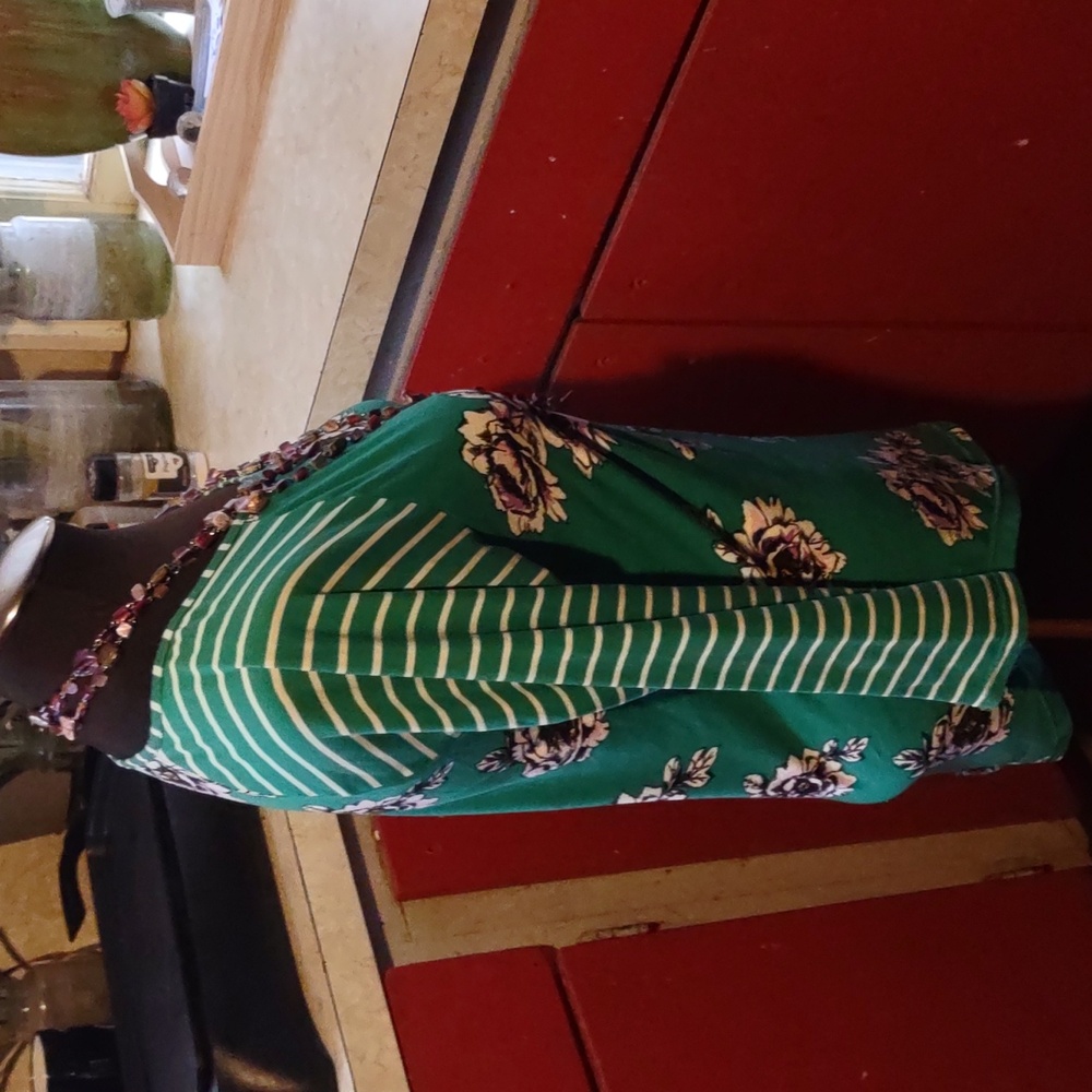 Spring/Summer Eye Candy Essentials Floral Green Women's Top with Necklace - Picture 9 of 12